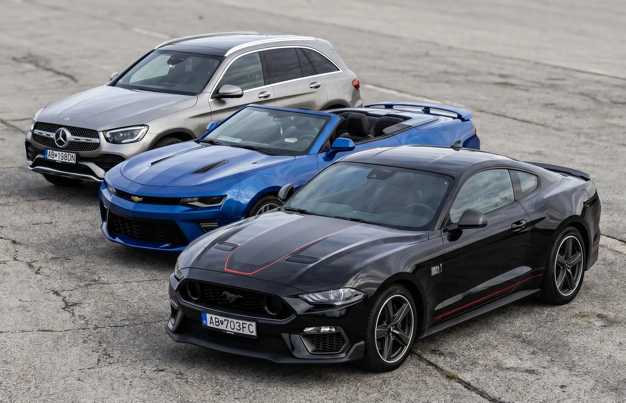 Vozový park LuxMotion — Mercedes-Benz GLC AMG Line, Camaro SS Cabrio V8 a Ford Mustang Mach 1