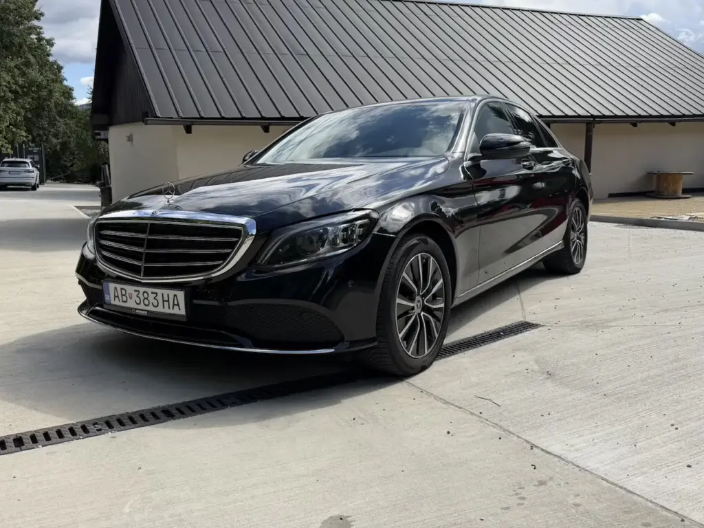 Mercedes-Benz C 300 — prenájom a zážitková jazda | LuxMotion.sk